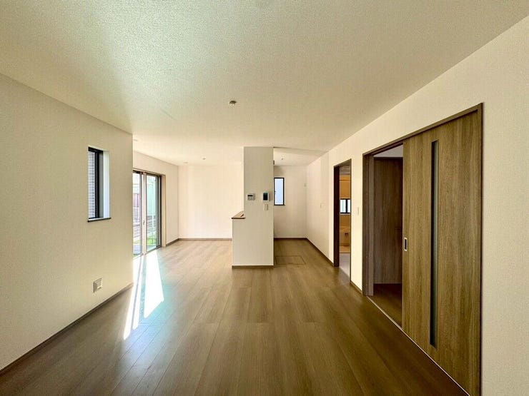 【Living】広々としたリビングは、大きな窓から自然光が差し込む温かな空間です。