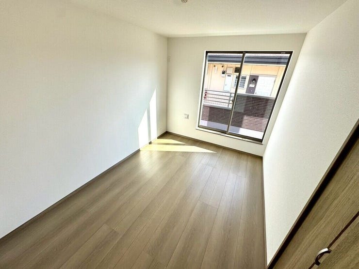 【Bedroom】明るく風通しの良い洋室。新築ならではの清潔感も魅力です。