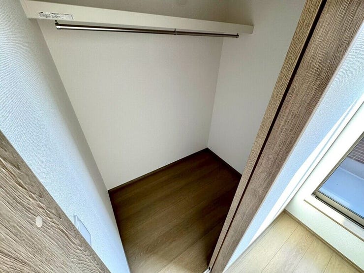 【Bedroom】洋室には収納力のあるクローゼット付き。衣類や荷物もすっきり収まります。