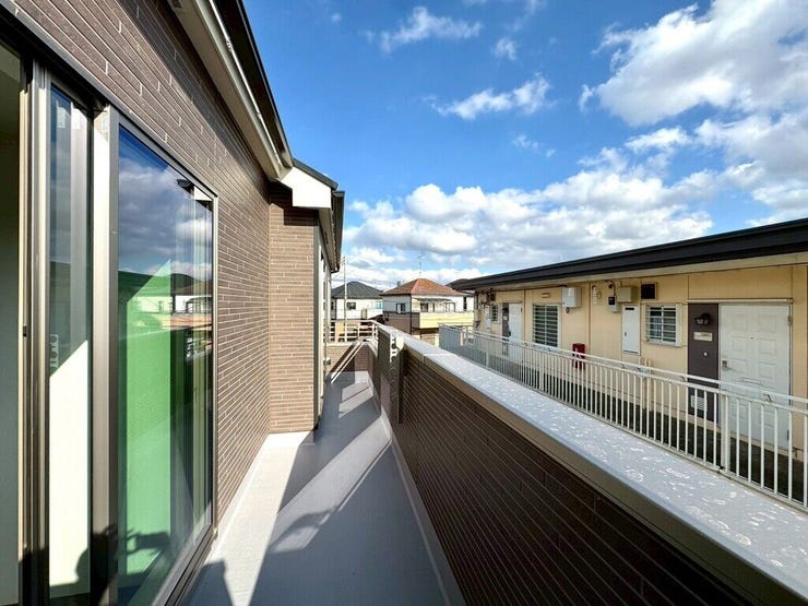 【Balcony】日当たりの良いバルコニーはお洗濯物がしっかり乾きやすく、毎日の家事にも重宝します。