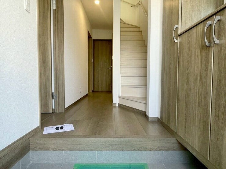 【Entrance】シューズボックス完備の玄関で、靴や小物もスッキリ収納できます。