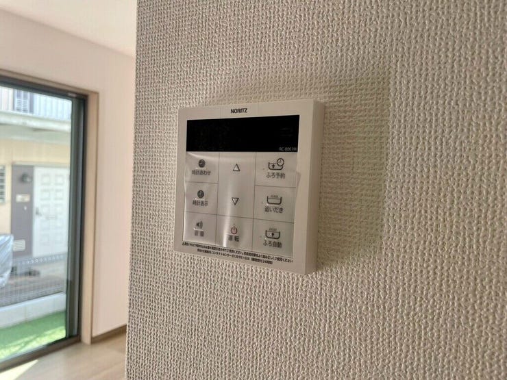 【Facilities】お湯の温度調整がラクな給湯器リモコン付き。追い焚き操作も簡単です。