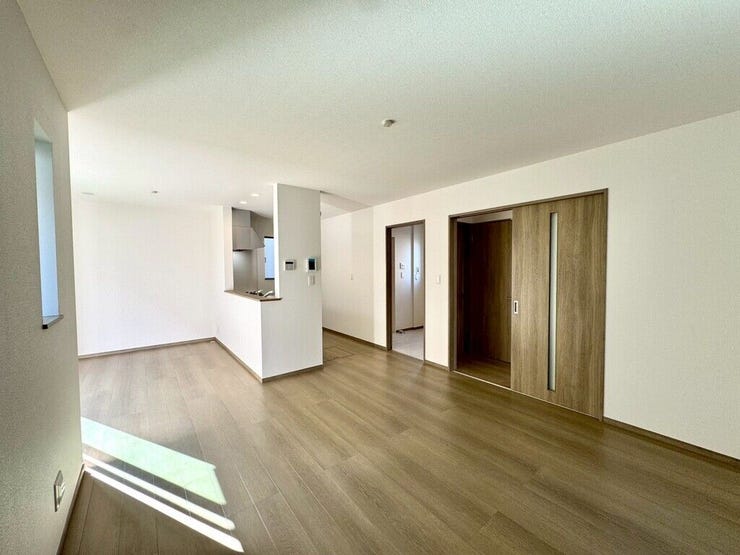 【Living】家族が集まりやすい場所で、くつろぎと会話が自然に生まれます。