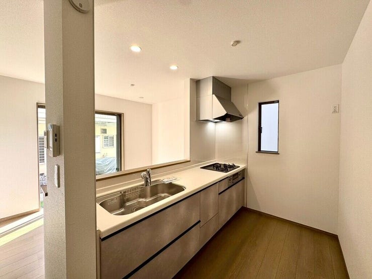 【kitchen】効率よく使える広々キッチン。収納力も高く、料理の時間がスムーズに。