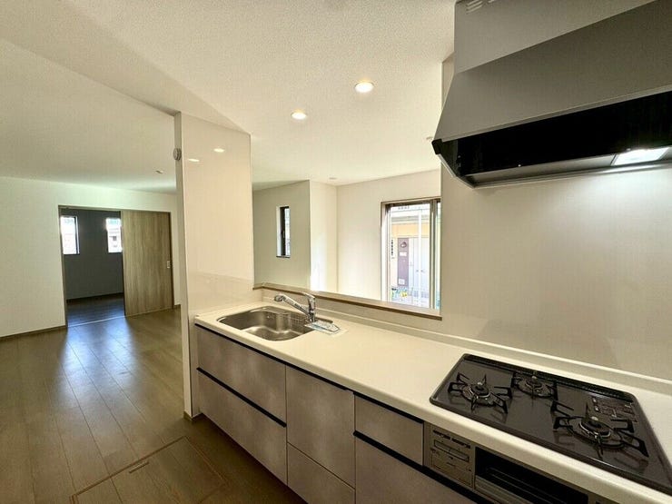 【kitchen】広めのキッチンは料理のしやすさを追求した設計。収納も豊富で作業がしやすい空間です。