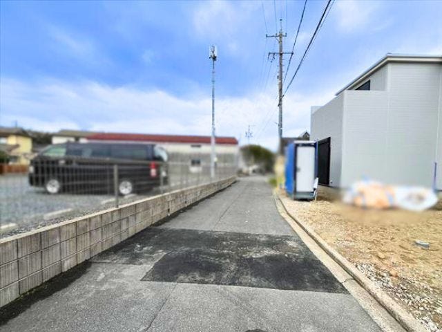幅員約4mの前面道路です。普通車が1台通れる幅となります。大型車の通行が少ないので、振動や騒音が抑えられます。
(2026年2月23日 撮影)