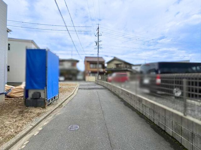 幅員約4mの前面道路です。車1台が余裕を持って通れる道幅です。車はスピードを控えるので事故率の軽減や歩行者も安心して通行できます。
(2026年2月23日 撮影)