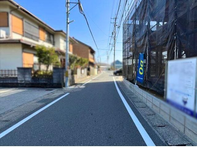 北東側の前面道路、幅員約4.8mです。2台の車がすれ違うことが出来る道幅です。車の出し入れもゆったりとする事が出来ます。
(2026年2月23日 撮影)