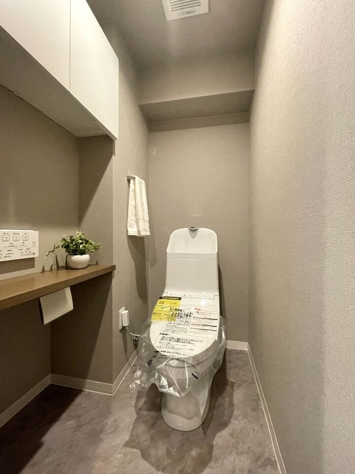 ◇トイレ◇
清潔感溢れ、居心地よく落ち着ける空間となっています。グリーンをプラスしてさらに清潔感をアップするのもオススメです。空気がきれいに感じられ、おしゃれ度もアップしますね。
