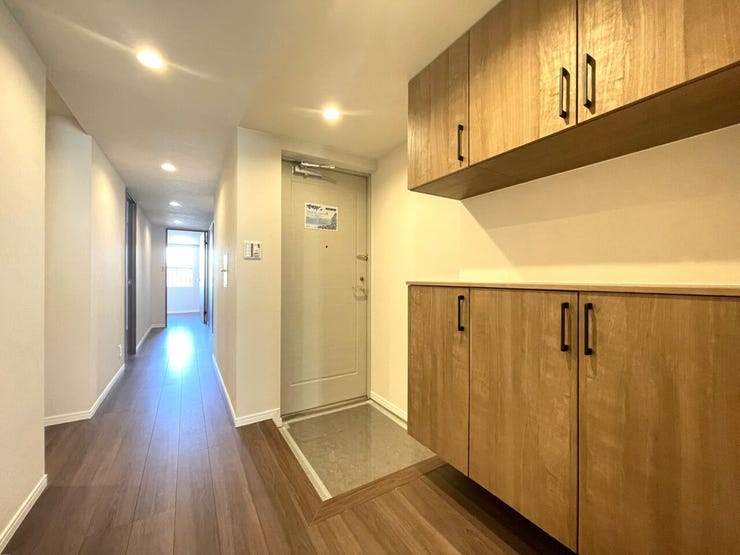 ◇玄関◇
使い勝手の良い下足収納があり、外から帰ってきて汚れた靴、レインコート、傘や外遊びグッズ等を収納するのに大変重宝します。明るく温かな雰囲気で家族の帰りや来訪者を出迎えてくれる玄関です。