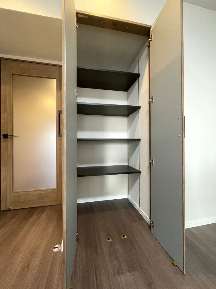 ◇リビング収納◇
リビングにも収納があり、お掃除道具などが収納できて便利です。リビングもスッキリしますね。ものが増えても収納できる場所がある心の余裕、安心感にもつながります。