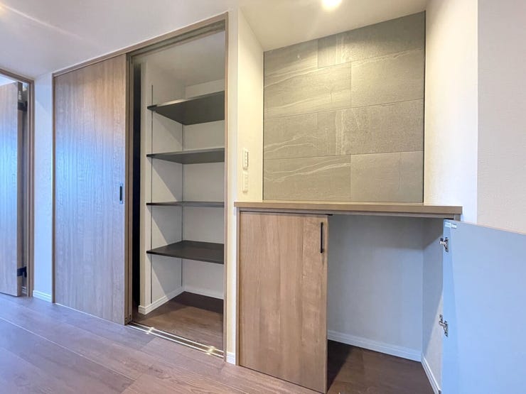 ◇廊下収納◇
誰もが通る所にあるご家族全員の収納スペースです。文具やDIY工具といった生活道具、日用品の買い置き、新聞・雑誌など古紙の一時置き、掃除用品などを収納していただけます。