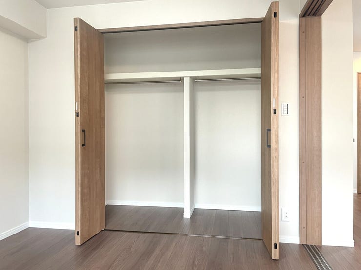 ◇クローゼット◇
大容量のクローゼット完備。お洋服もたくさん収納できて、お部屋がスッキリします。ハンガーパイプが設置されており外套や大切なお洋服は傷まないよう、そのままかけて収納できます。