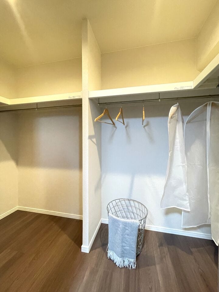 ◇ウォークインクローゼット◇
この空間量だからこそのゆったりとした収納スペース、季節ものの衣装や沢山の思い出をしまえるスペースは大変重宝します。お部屋もスッキリし、個室空間を広くお使いいただけます。