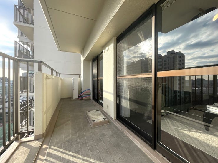 ◇バルコニー◇
南側に面したバルコニーですので1日を通して明るいです。陽の光がたっぷりと降り注ぎますのでお洗濯物もよく乾きそうですね。日中の最も洗濯物干しに適した時間帯を最大限に活用できます。