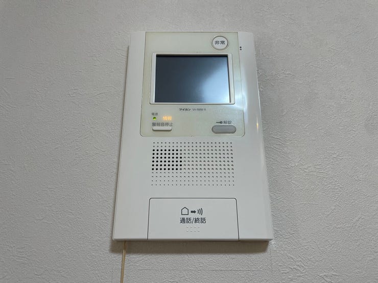 ◇TVモニター付インターホン◇
TVモニターで訪問者を確認してから会話することができますので、安心して対応していただけます。また、姿を見られたくない空き巣や不審者が嫌がるため防犯効果も高まります。