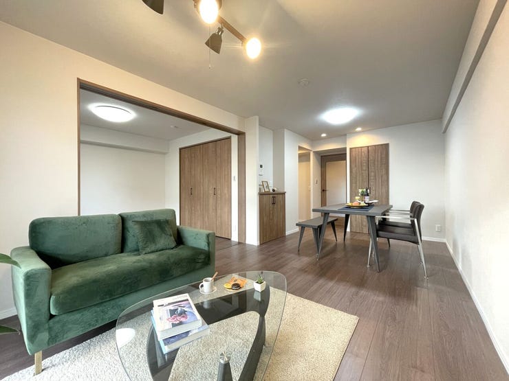 ◇リビング◇
過ごす時間と共に刻々と表情を変えていく住まい、季節によってさまざまな表情を見せてくれるわが家は、時を重ね思いを紡ぐ場所です。ご家族の一家団欒を心ゆくまでお楽しみください。