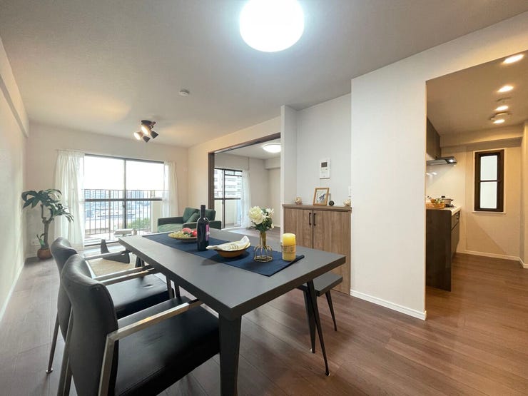 ◇リビング◇
豊かな陽光が、照らしだす空間、この場所は、たくさんの笑顔とたくさんの笑い声がこだまする場所、豊かな光に満ちた時がもたらす心地よい時間をお楽しみください。