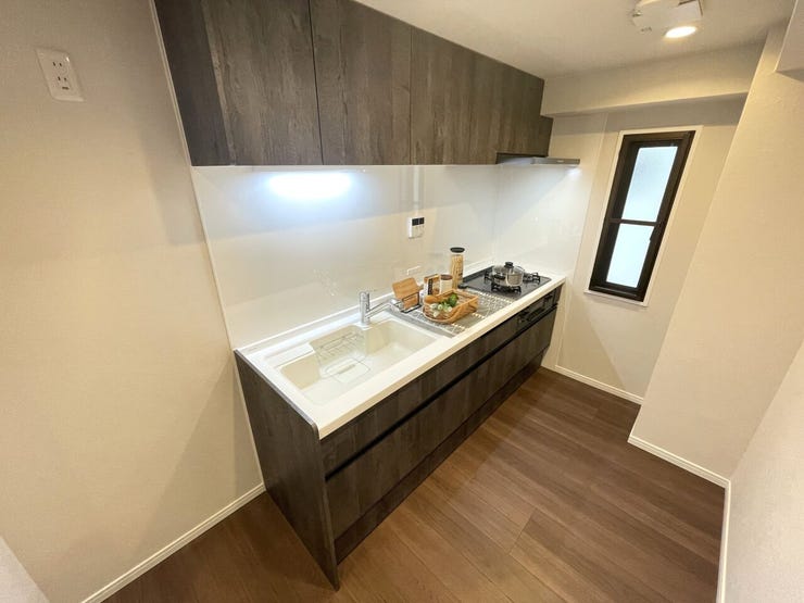 ◇キッチン◇
壁付けキッチンとなっています。お料理に集中できつつ、リビングとのつながりもありますので閉鎖的になりません。乱雑になりがちなキッチンですがリビング側からは見えにくい為来客の時も安心ですね