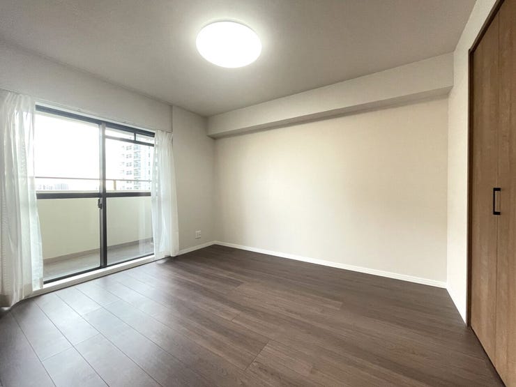 ◇洋室◇
家族の成長に合わせ多目的に使える居室です。お子様のお部屋や、趣味のお部屋にしたり、使いやすい造りのお部屋になっています。クローゼット完備です。