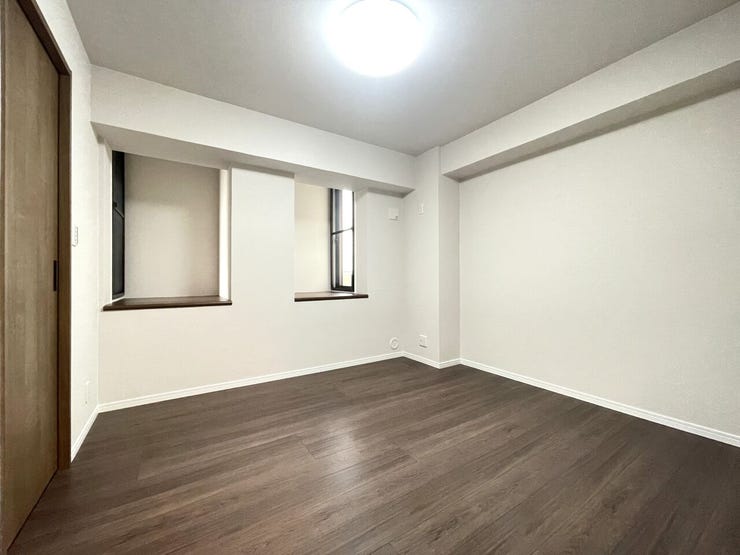 ◇洋室◇
プライベートなお部屋では静かに時を過ごしたい。読書をして、物思いにふける・・
1日の多くの時間を過ごす空間は快適でありたいですね。光りに満たされた安らぎの空間がここにあります。