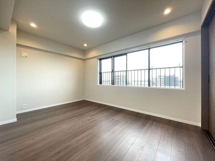 ◇洋室◇
北側のお部屋ですが、明るく柔らかな光が長時間続くので、勉強や読書など落ち着いて作業するのに最適なお部屋です。お子様のお部屋や趣味部屋にいかがですか。