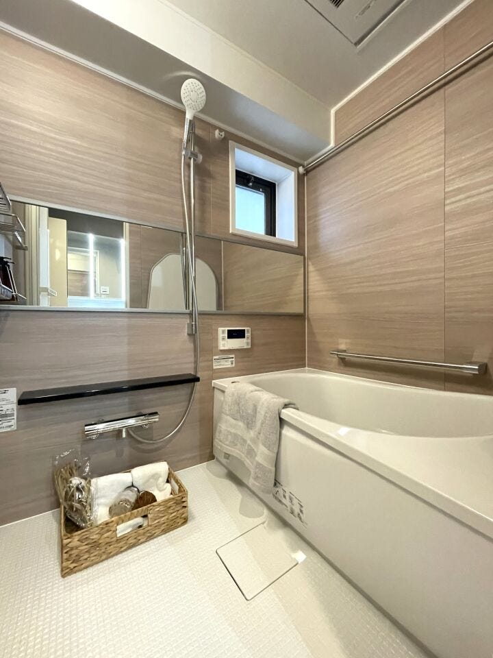 ◇浴室◇
毎日の疲れを癒す場所だからこその、シンプルで落ち着いた空間となっています。浴槽にゆっくりと身を沈め深く瞑想をすれば、また新たな活力が湧いてきます。浴室換気乾燥機付きです。