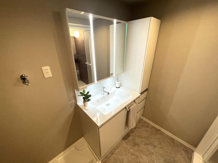 ◇洗面◇
清潔感のある洗面台です。お掃除もしやすく、身だしなみや、自分を綺麗にする場所だからこそ清潔にしていたいですね。三面鏡の裏側が全て収納スペースになっています。