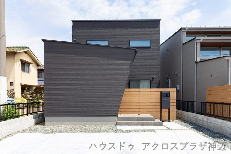 【外観】
【外観写真】シックで洗練されたブラックの外壁が特徴的。シンプルながらも存在感があります。