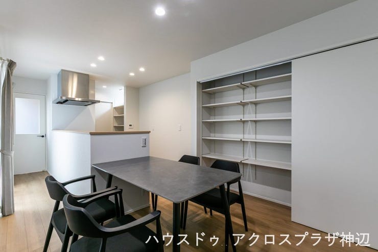 【LDK17.3帖】リビングはダイニングスペースとリビングスペースが分けやすく便利です。