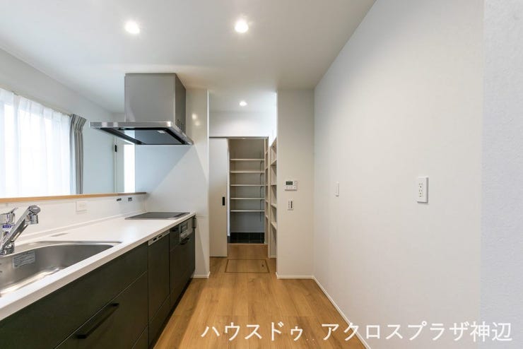 【キッチン】広々したキッチンでお子様とお菓子作りや一緒にお皿洗いもできます。