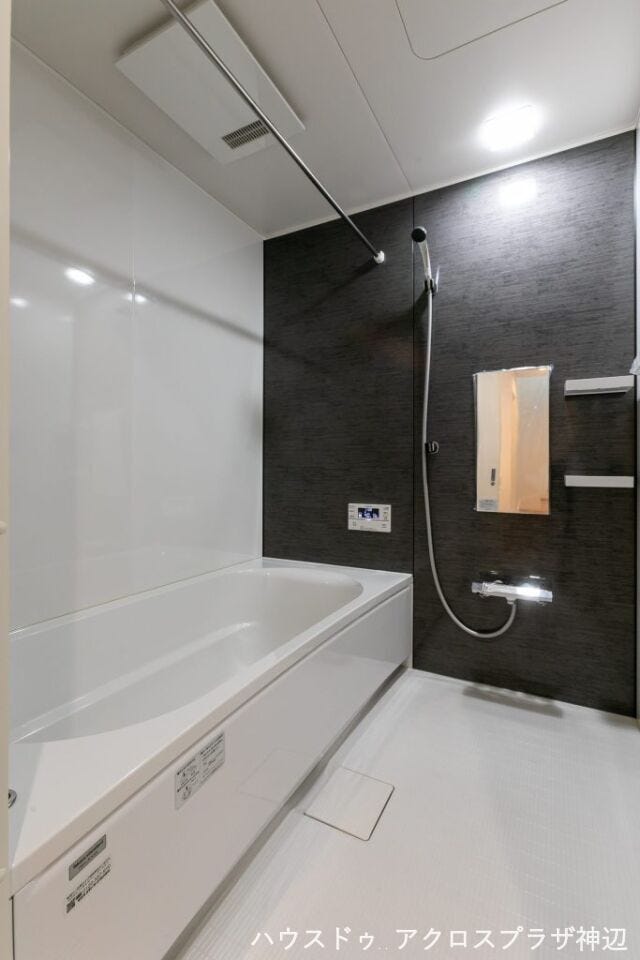 【浴室】黒のアクセントパネルが映える浴室です。浴室暖房乾燥機付きです。雨の日も焦ることなくお洋服も乾かせます。