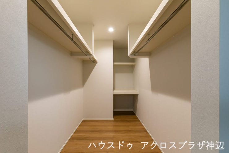 【ウォークインクローゼット3.5帖】ウォークインクローゼット付きです♪季節物の小物やキャリーケース等も同じ場所に仕舞えて管理しやすいですね。