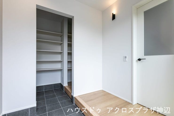 【玄関】白を基調とした、とても明るい清潔感のある玄関です。収納力のあるシューズインクロークには、大事な靴もたっぷりと収納ができます