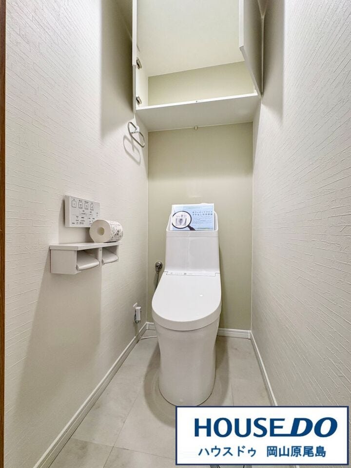 トイレ上部には、トイレットペーパーや掃除用具などのストックに最適な収納スペースも完備しています!