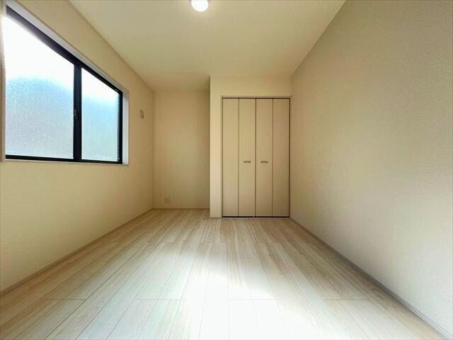 1階5.4帖洋室は扉を開けてリビングと繋げて広く使うのも◎またここにお部屋があると年齢が上がった時の居室にもなるなど使い勝手が良さそうです
(2026年2月9日 撮影)