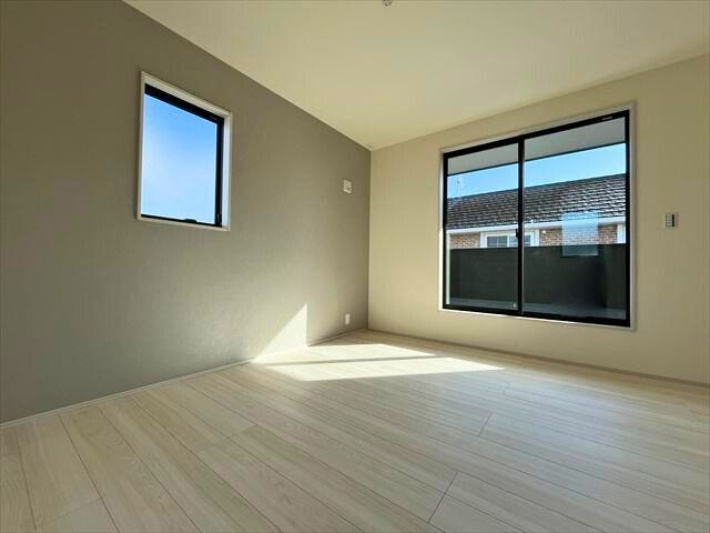 2階7.7帖洋室は2wayのバルコニーへ出入りできます。2面に窓があり光と風を良く通します
(2026年2月9日 撮影)