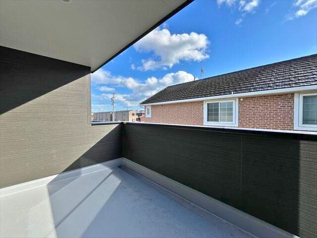 7.7帖と5.2帖の2部屋から出入りできるバルコニー。屋根があることで急な雨でも洗濯物が濡れにくそうですね
(2026年2月9日 撮影)