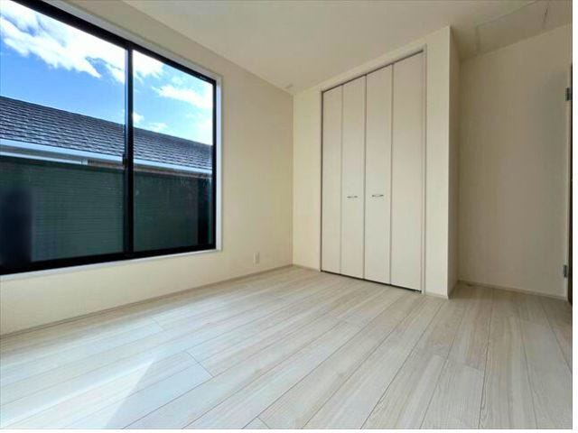 2階5.2帖洋室はバルコニー側の掃出し窓から光が良く届きます。
(2026年2月9日 撮影)