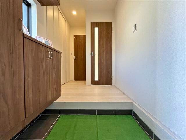 白基調の玄関ホールを濃い目の茶色の建具が引き締めて広さを感じる玄関です
(2026年2月9日 撮影)