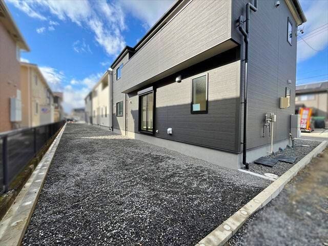 道路側から見えにくい場所にあるお庭です。夏は子供用プールなど出して楽しむのも良さそうですね
(2026年2月9日 撮影)