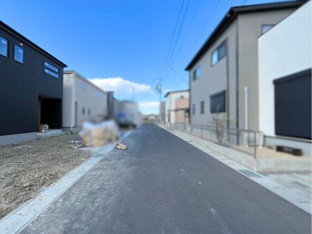 幅員約5mの前面道路です。車がすれ違える道幅です。車1台とベビーカーですれ違っても余裕のある道幅は安心ですね。
(2026年1月12日 撮影)