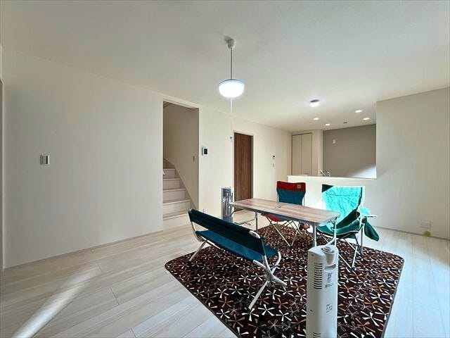 家族の会話が増えるリビングイン階段のある約15.7帖のLDKは白基調で外からの光を反射して明るく見えます
(2026年2月9日 撮影)