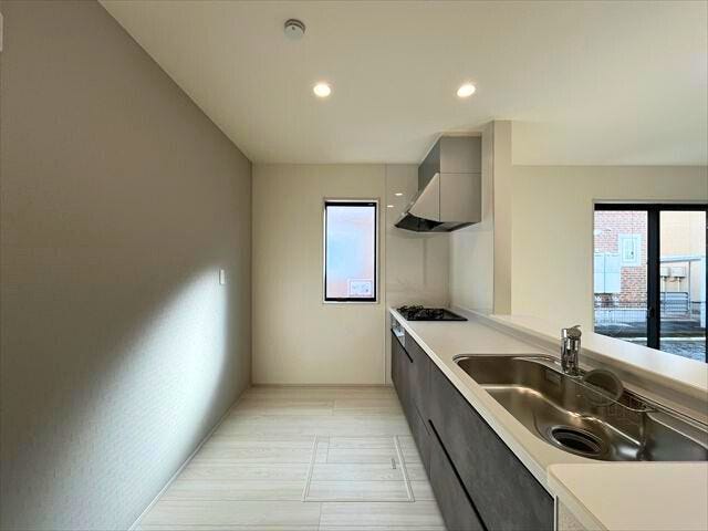 キッチン後ろのアクセントクロスが優しい雰囲気をプラス。対面キッチンで家族と会話しながらご飯の支度ができます
(2026年2月9日 撮影)