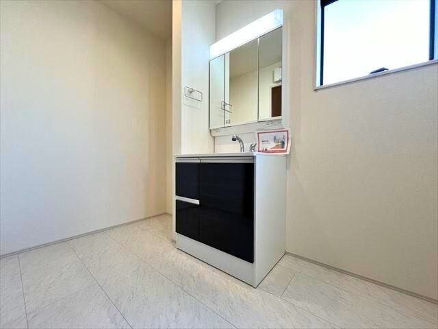 広めの洗面所はキッチン後ろに位置していて家事動線◎
(2026年2月9日 撮影)