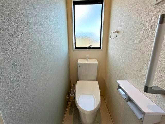 大きな窓が目を引く2階トイレ。手すりがあるのも嬉しいポイントです
(2026年2月9日 撮影)