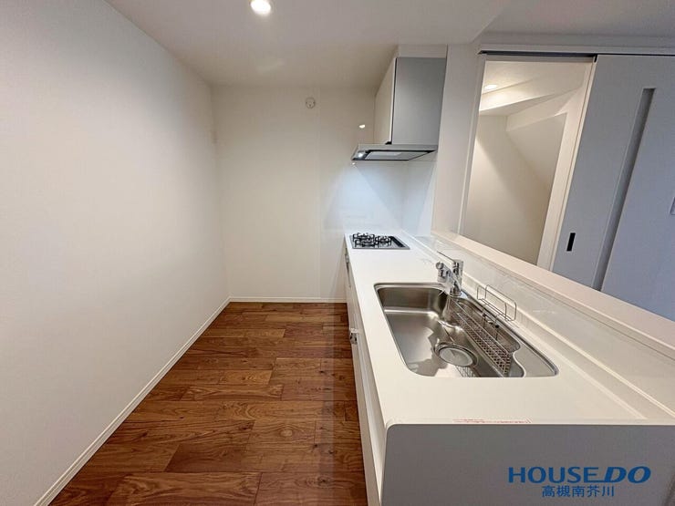 キッチン後ろの冷蔵庫置場スペースもたっぷり。
家族みんなでゆったりと家事をすることもできますね。