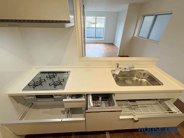 3口コンロに、食器洗浄乾燥機完備。
キッチン下の収納もたっぷりです。