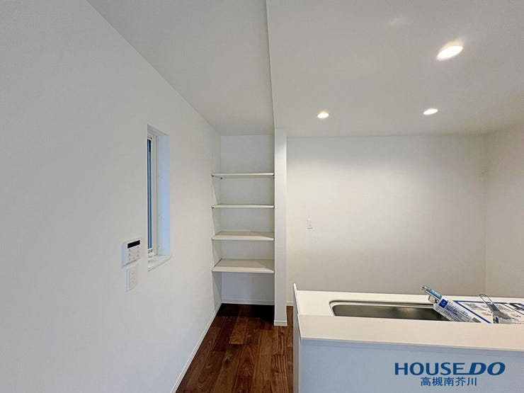 キッチン横の収納。
オープンパントリーに食料品や調理器具も収納できます。