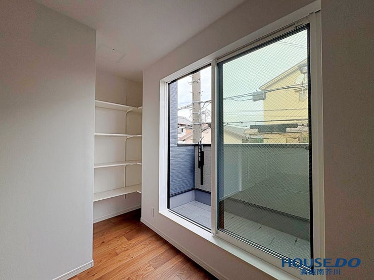 奥行きのあるバルコニー。
バルコニー手前には可動棚つきの収納ございます。